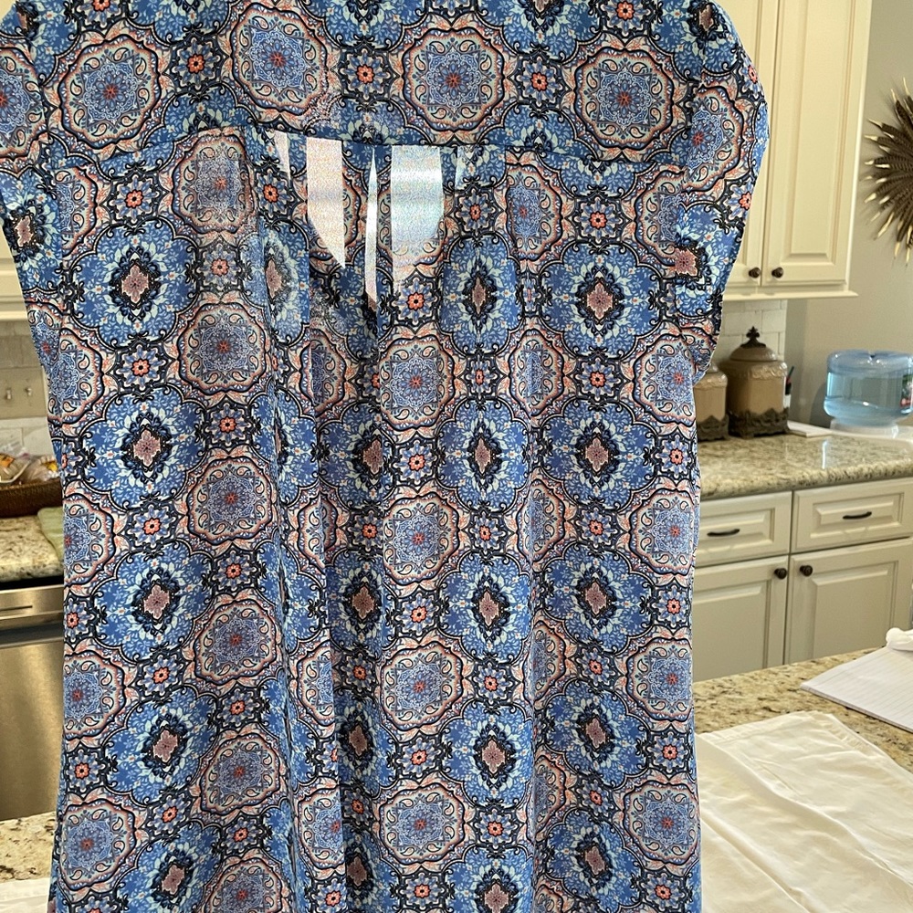 DR2 adorable sleeveless top. Good‎ condition medium.